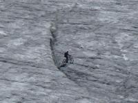 A v&eacute;lo sur le glacier de la Plaine Morte