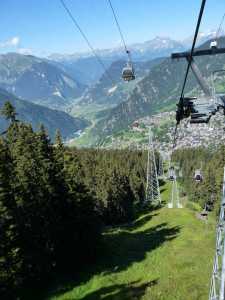 Montée en télécabine avec vue sur Verbier avant l'arrivée aux Ruinettes